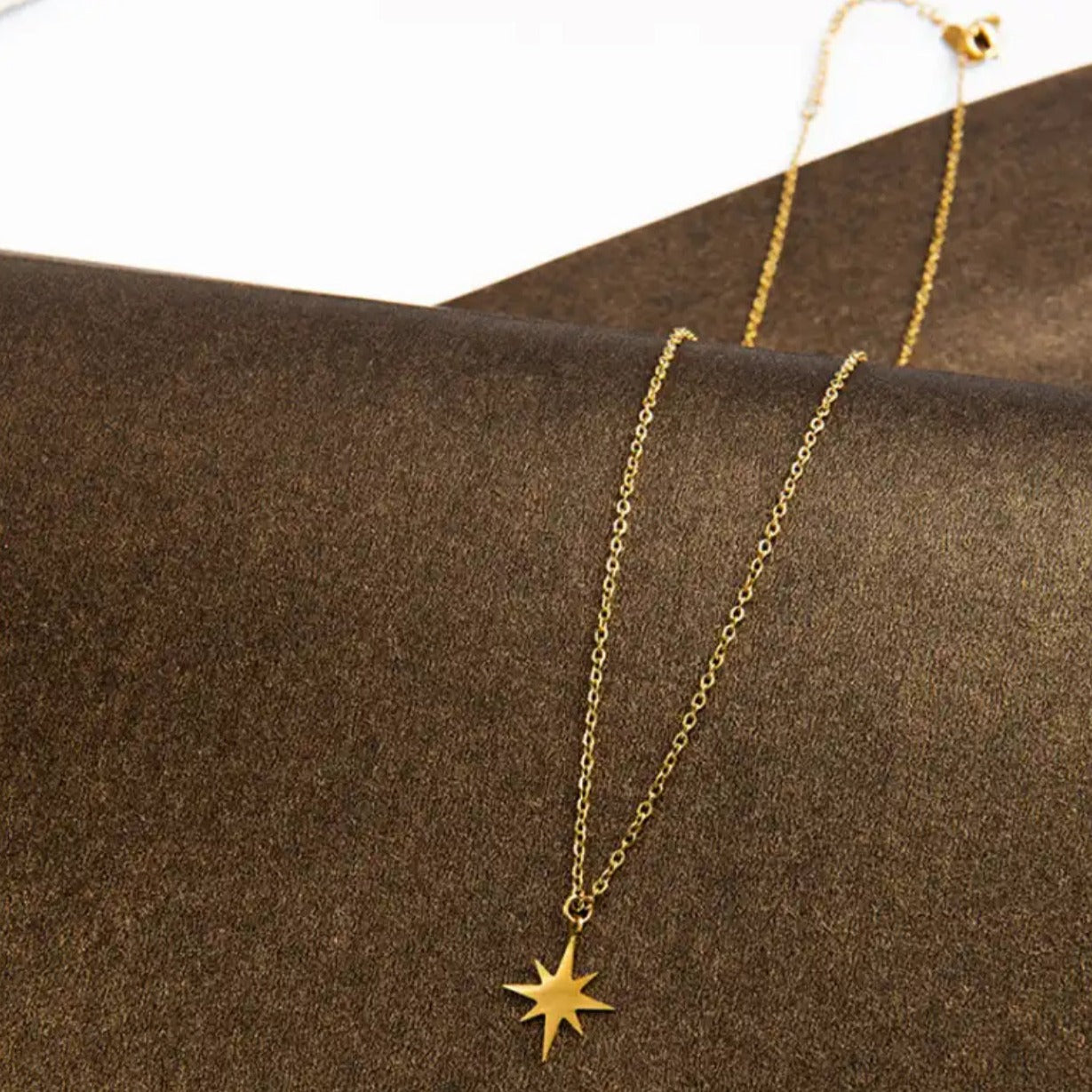 Star Sun pendant necklace Gold